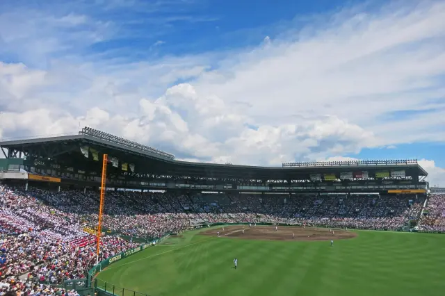 日中の炎天下で屋根なし球場での野球試合