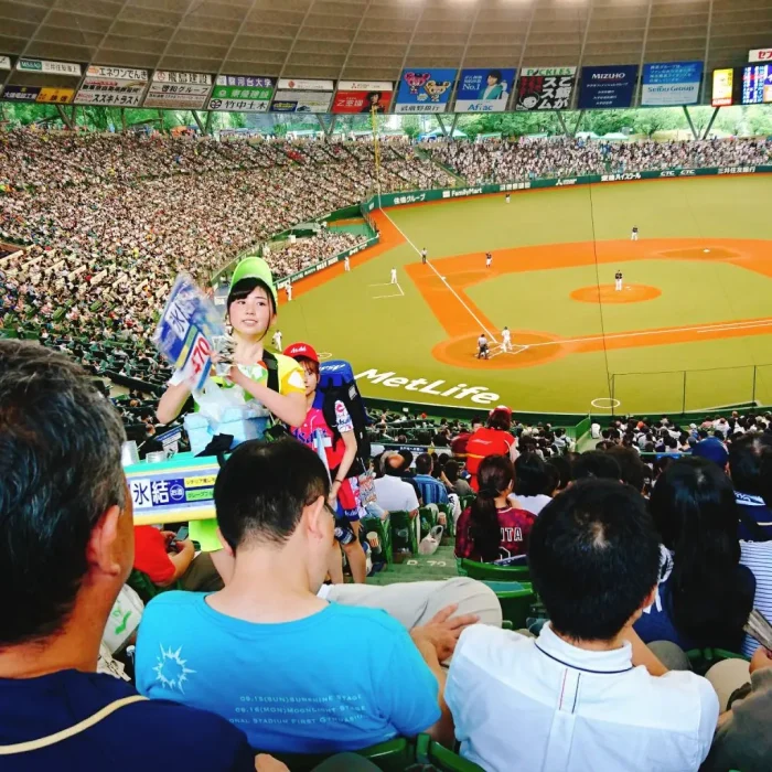 メットライフドームの野球試合でチューハイを売っている売り子の女性