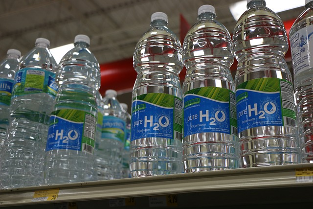 スーパーの棚に並んだペットボトルの水