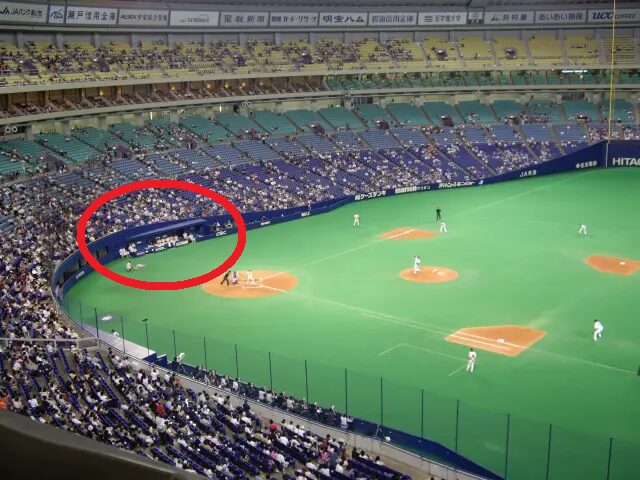 野球の試合球場で1累席側から見えるビジターチームのベンチ