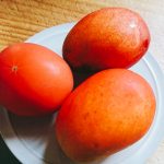 実はトマトが紛れているお皿に乗った完熟マンゴーとトマト