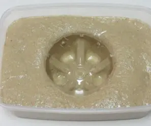 ペットボトルで作った水取り器で糠床の水分を取る