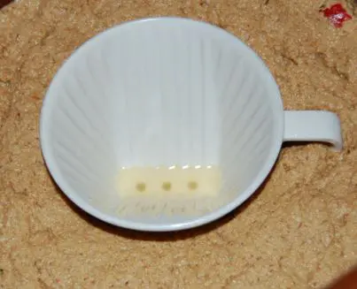 コーヒードリッパーを水抜き代わりにして糠床の水分を取る