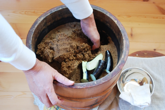 素手でぬか床をかき混ぜている人