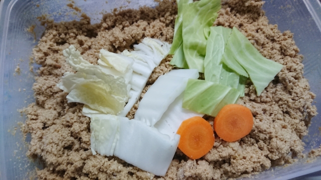 ぬか漬けにクズ野菜を入れて捨て付けにする