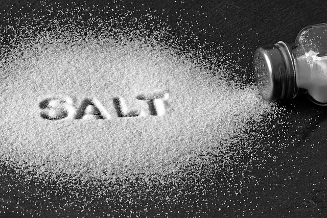 台の上に塩を撒いて描いたSALTの文字