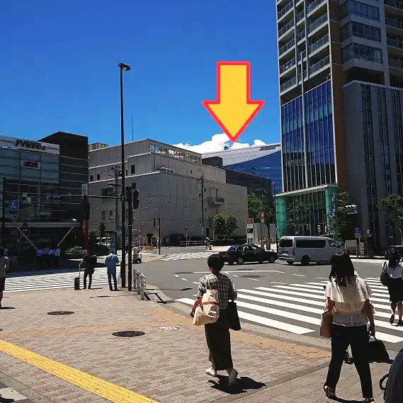 JR目黒駅改札西口から見えるホテル雅叙園の屋根