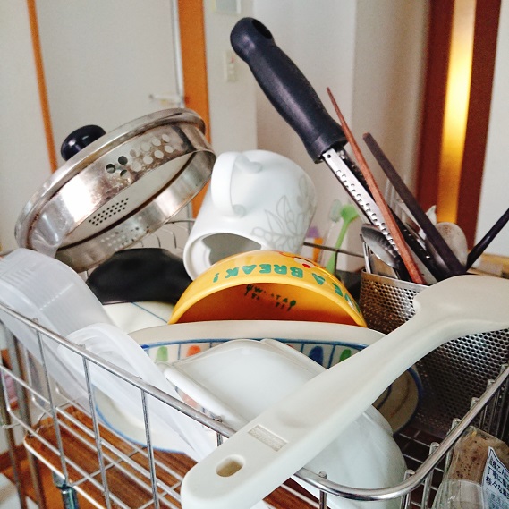 洗った食器を置いておく食器かごに食器がたくさん置いてある