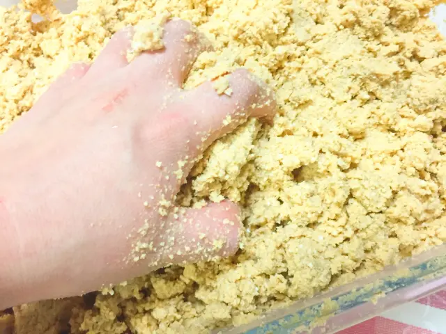 糠床を素手でかき混ぜている様子