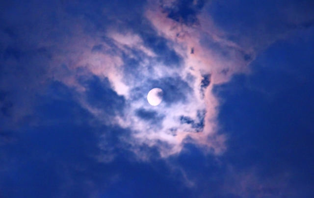 薄雲がかかった夜空に浮かぶ月